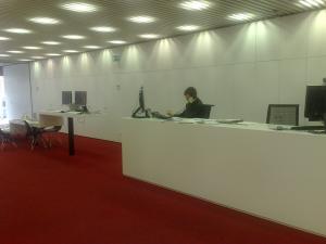 El mostrador de atención al cliente y la sala de lectura